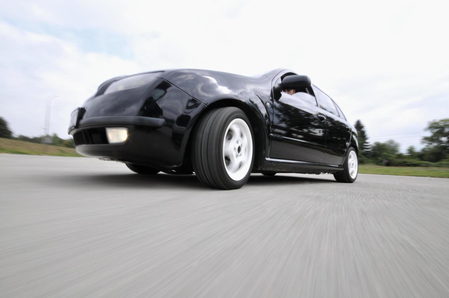 coche rápido moviéndose con desenfoque de movimiento foto