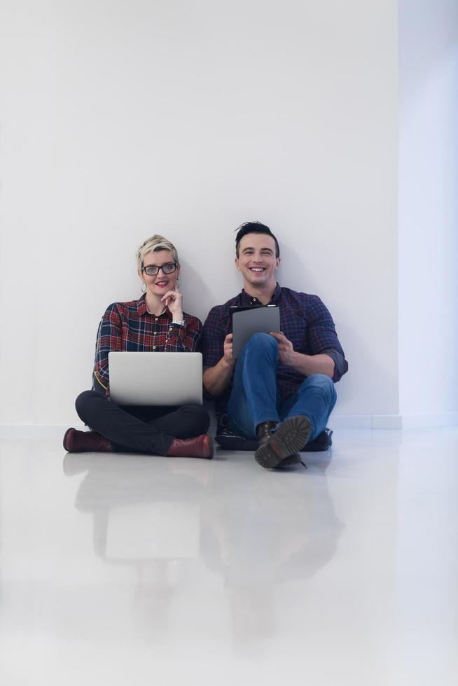 negocio de inicio, pareja trabajando en una computadora portátil en la oficina foto