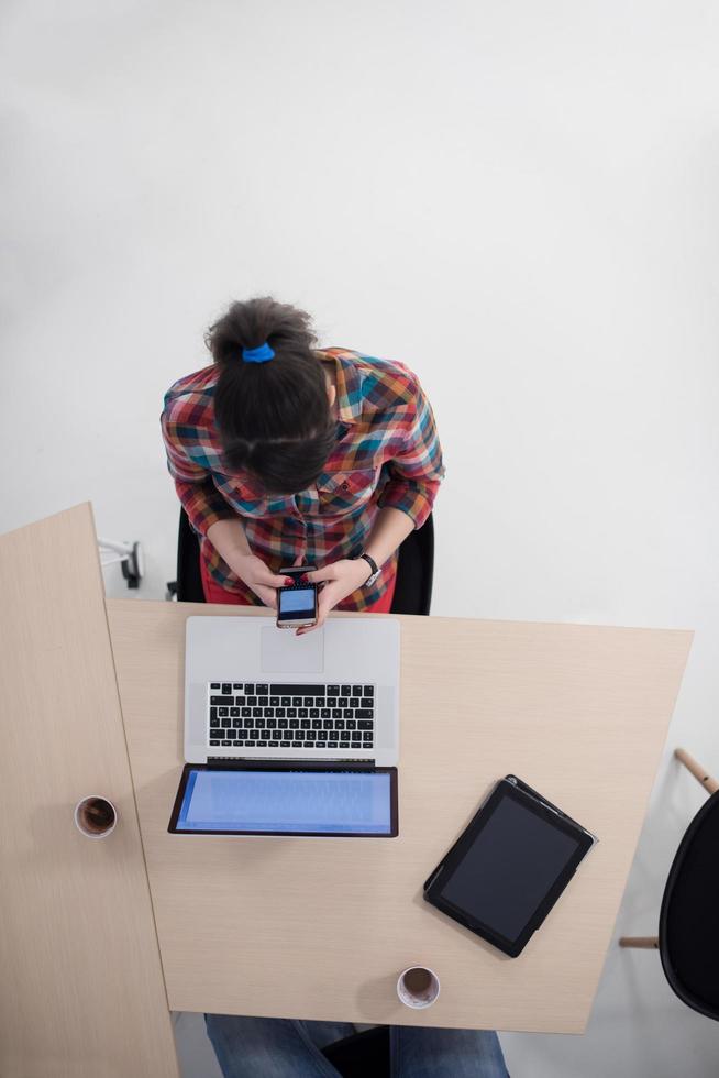 vista superior de una joven empresaria que trabaja en una laptop foto