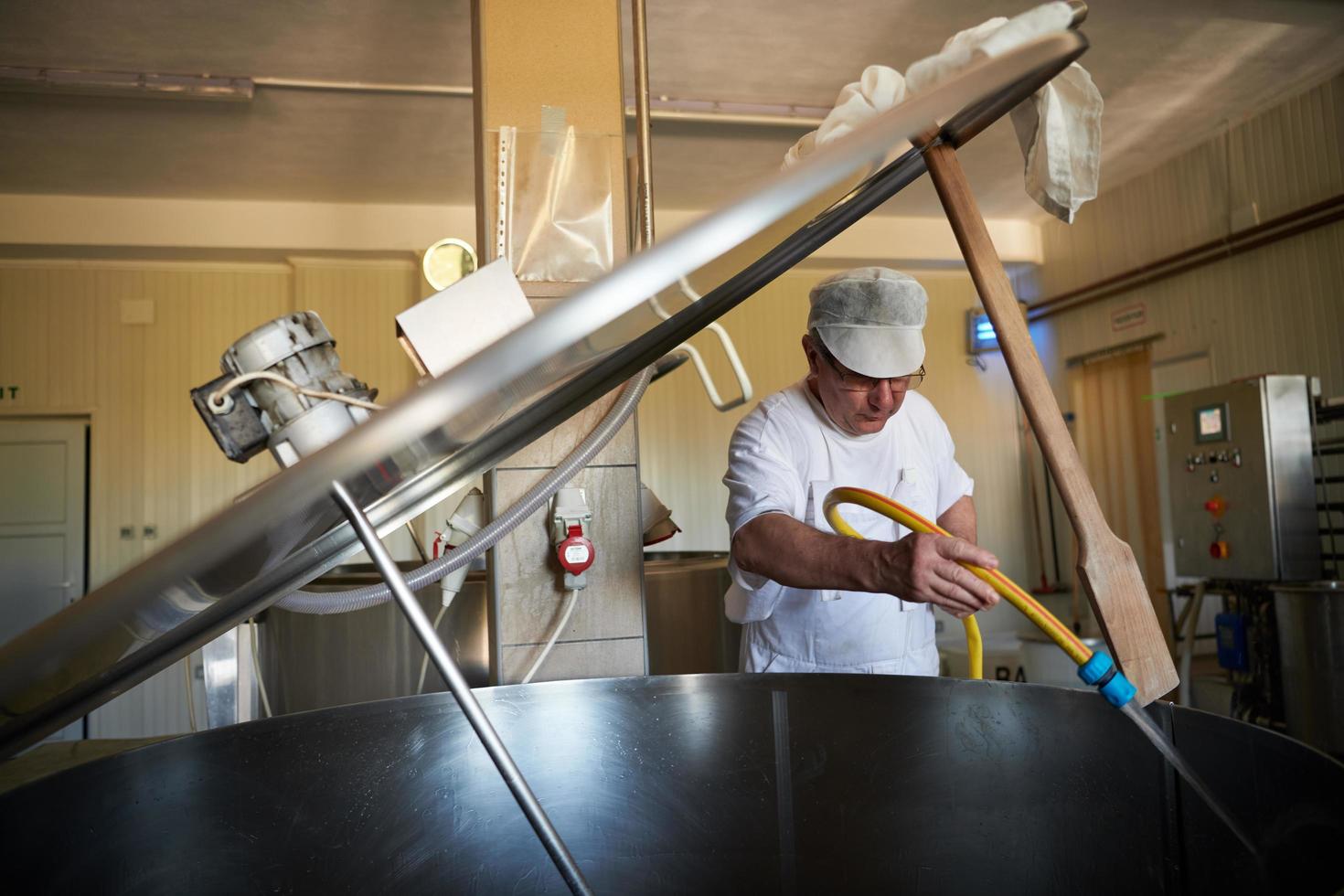 fabricante de queso en la fábrica de producción local foto