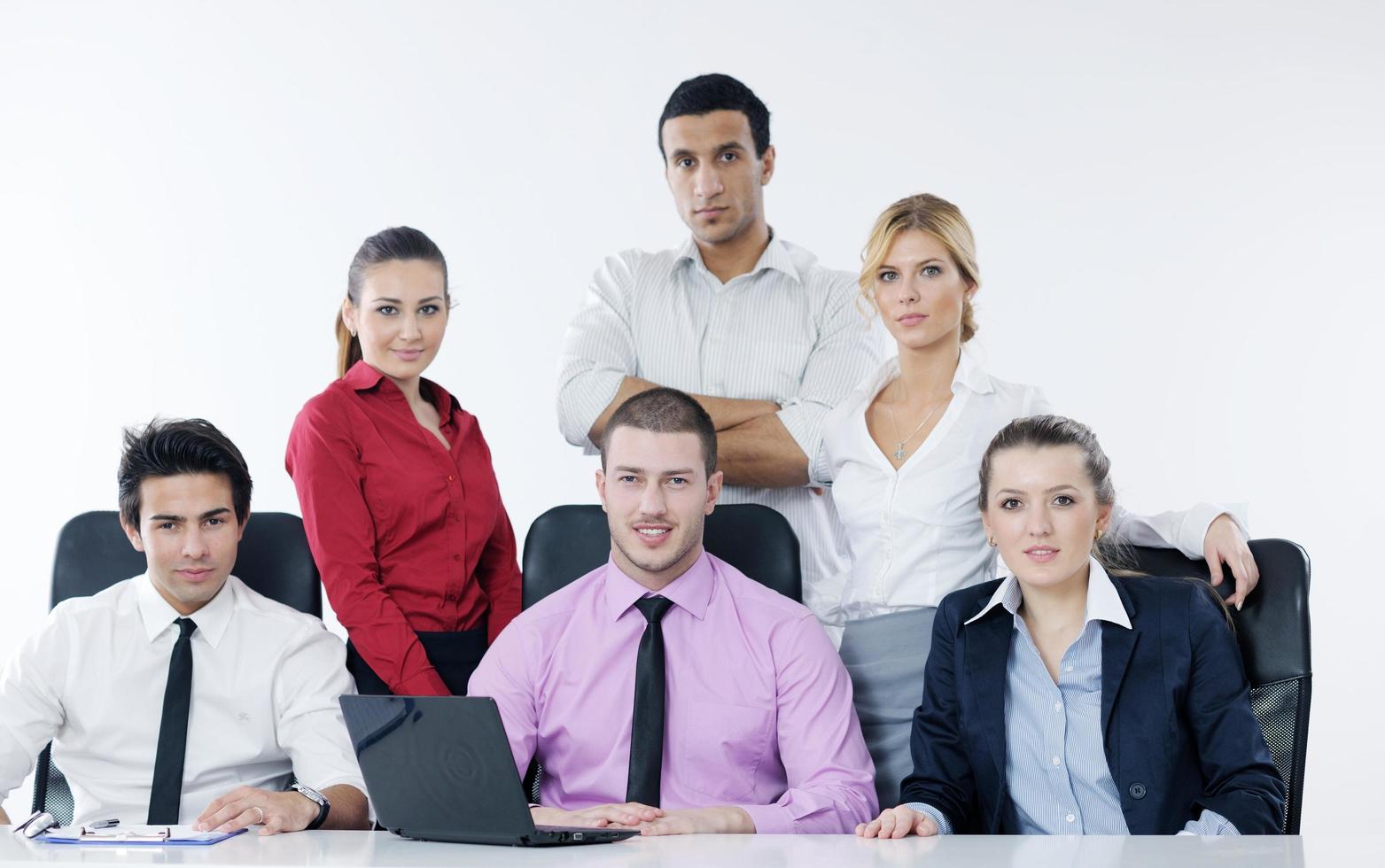 grupo de jóvenes empresarios en reunión foto