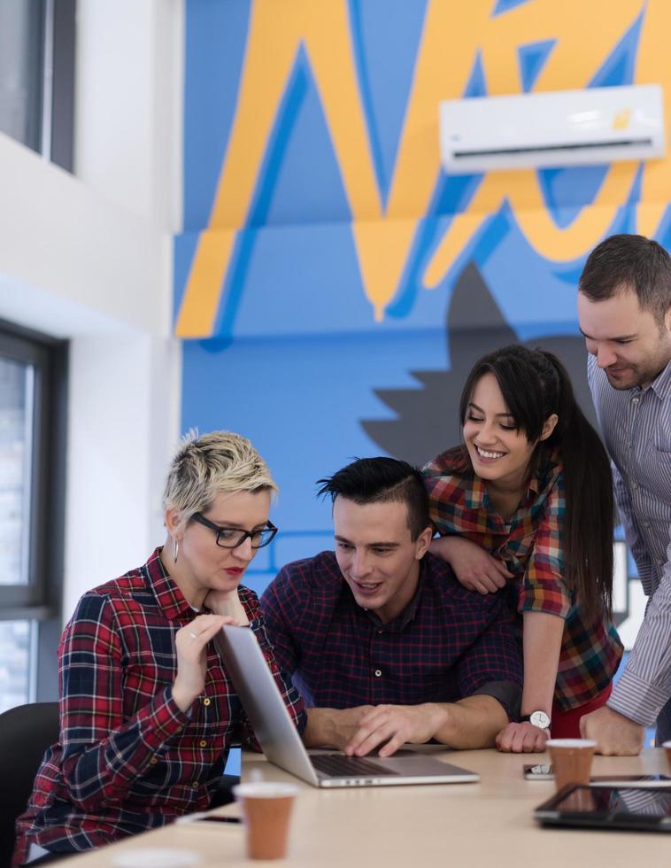 equipo de negocios de inicio en la reunión en la oficina moderna foto