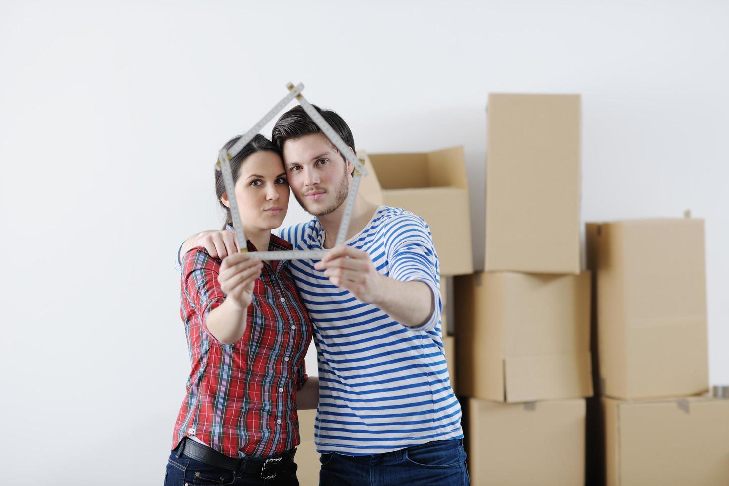 pareja joven mudándose a una casa nueva foto