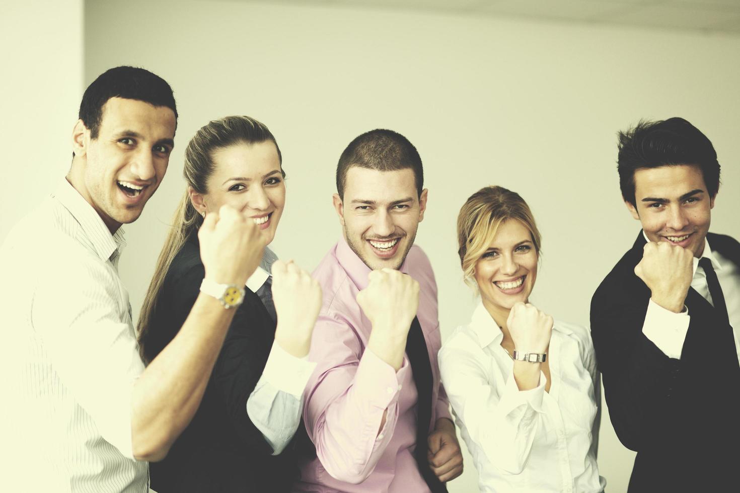 grupo de jóvenes empresarios en reunión foto