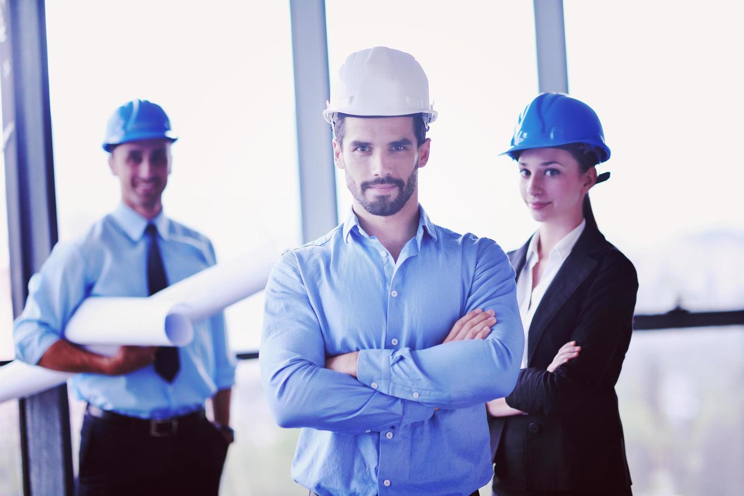 empresarios e ingenieros en reunión foto