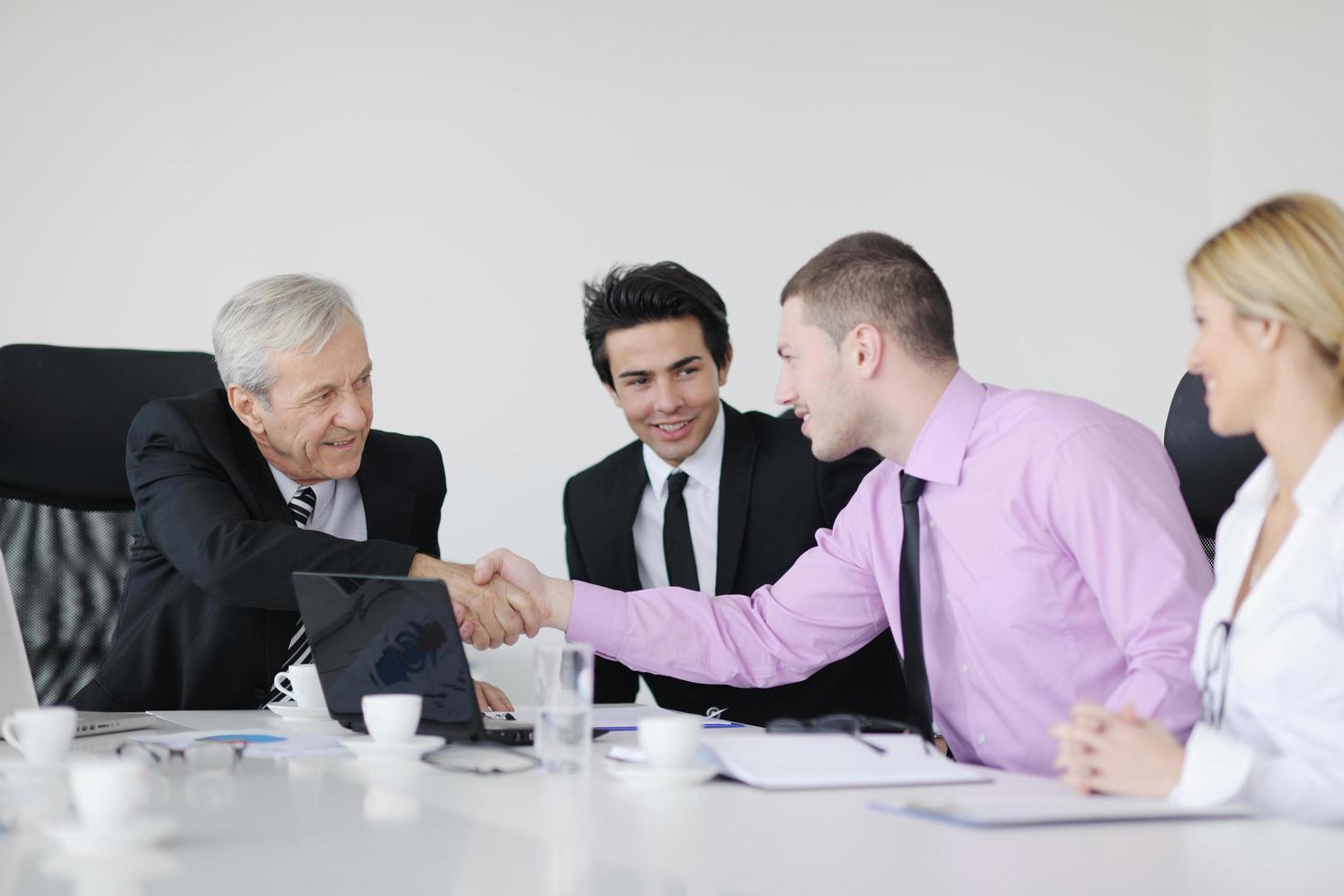 grupo de personas de negocios en reunión foto