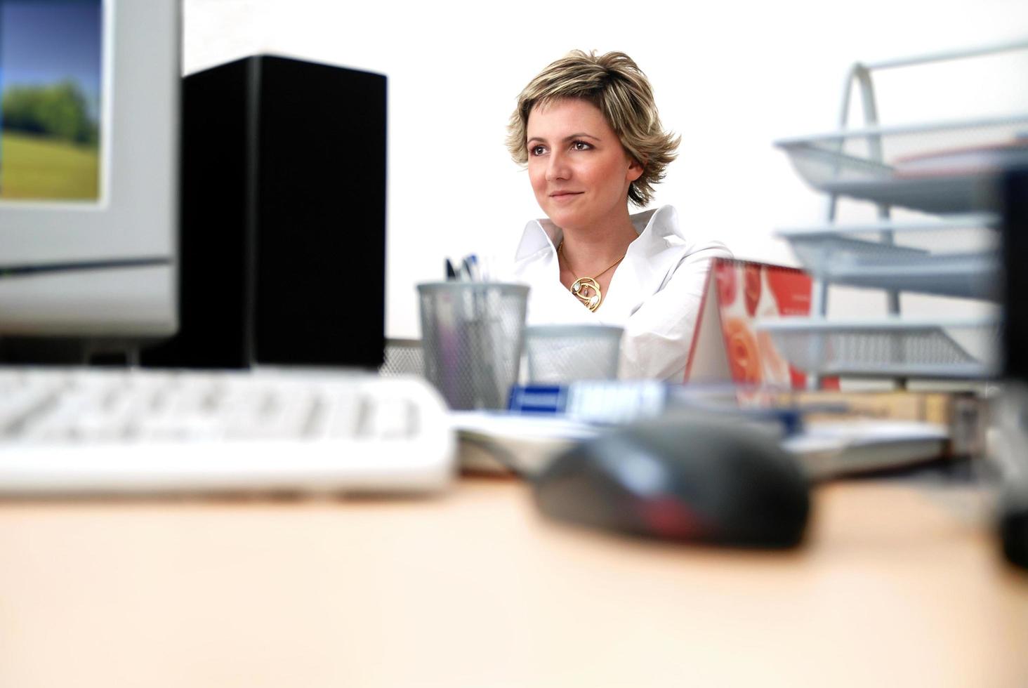 mujer de negocios en oficina foto