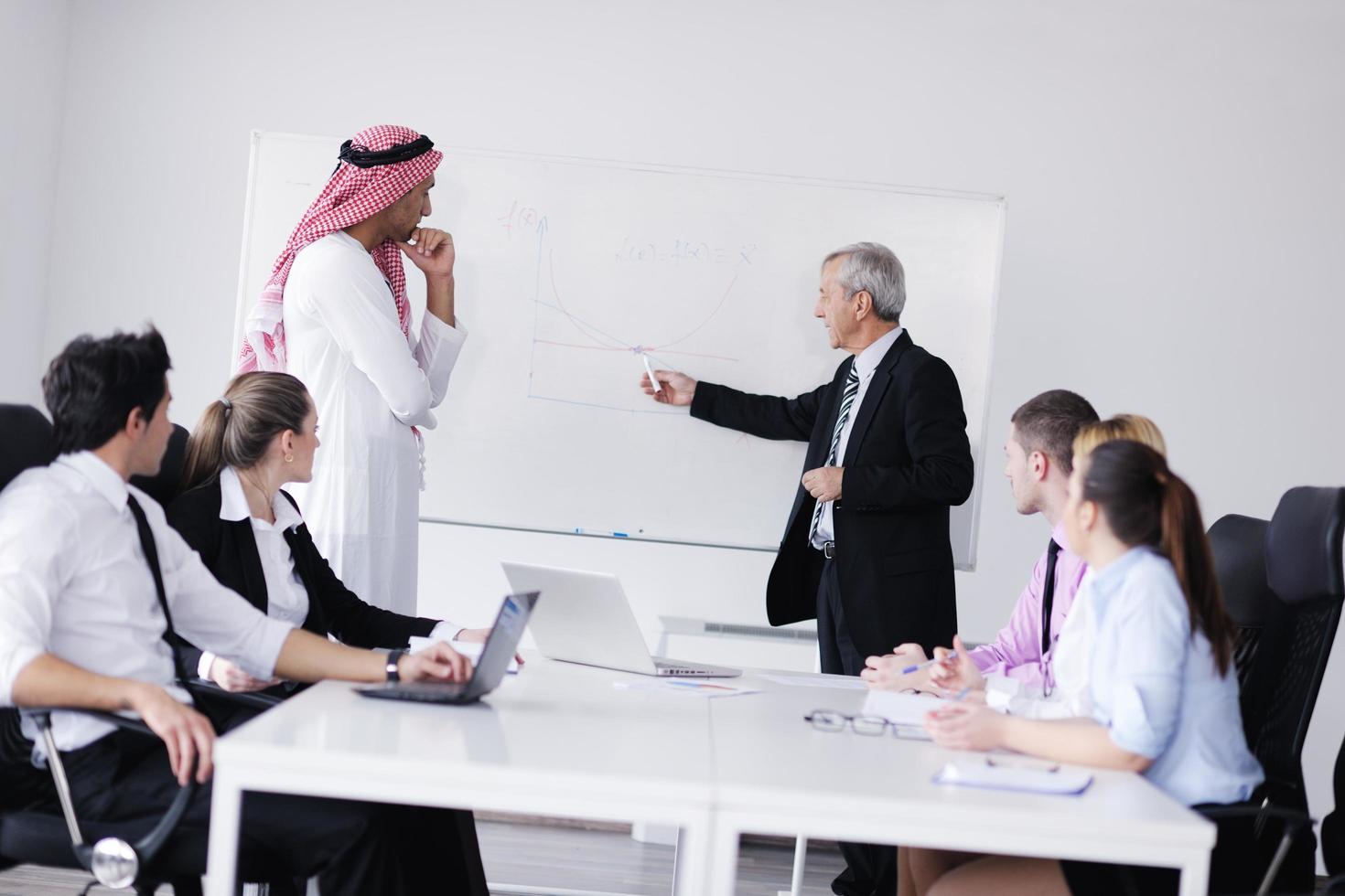 hombre de negocios árabe en la reunión foto