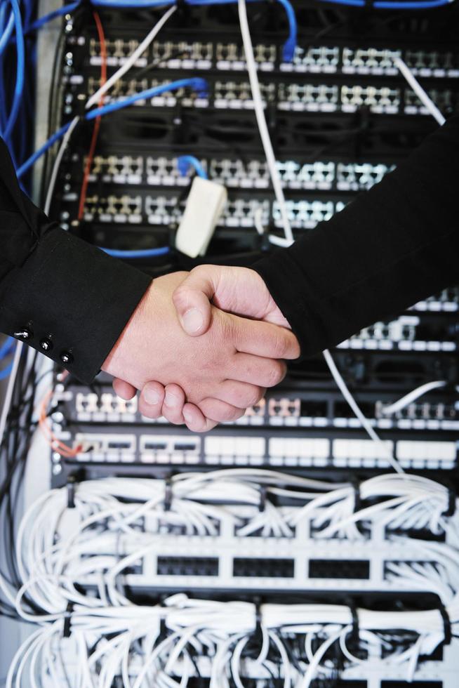 ingeniero de TI en la sala de servidores de red foto