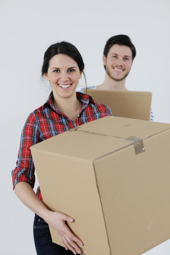 pareja joven mudándose a una casa nueva foto