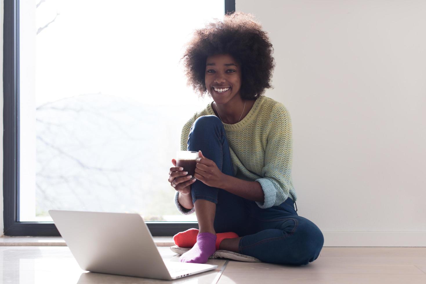 mujer negra en la sala de estar en el piso foto