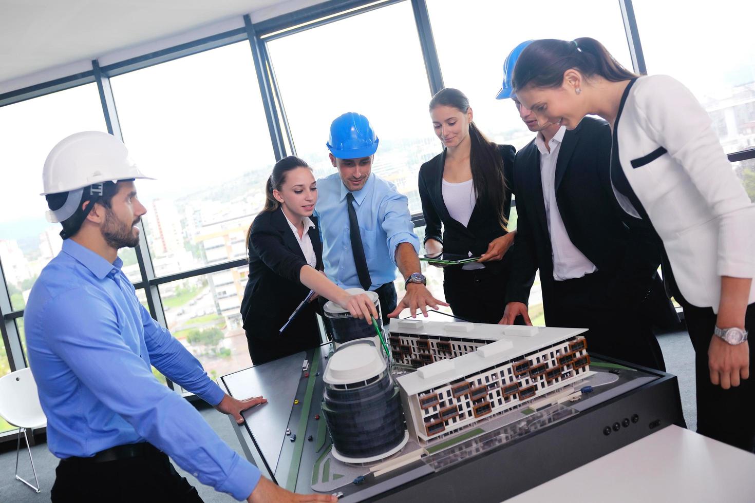 empresarios e ingenieros en reunión foto