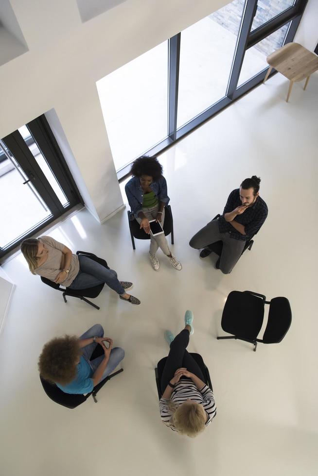 equipo de negocios multiétnico de inicio en la vista superior de la reunión foto