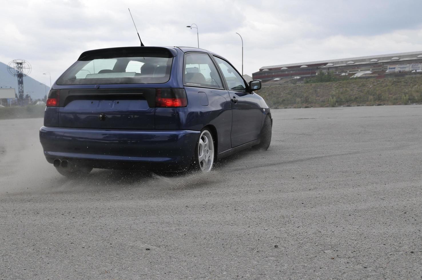 coche rápido moviéndose con desenfoque de movimiento foto