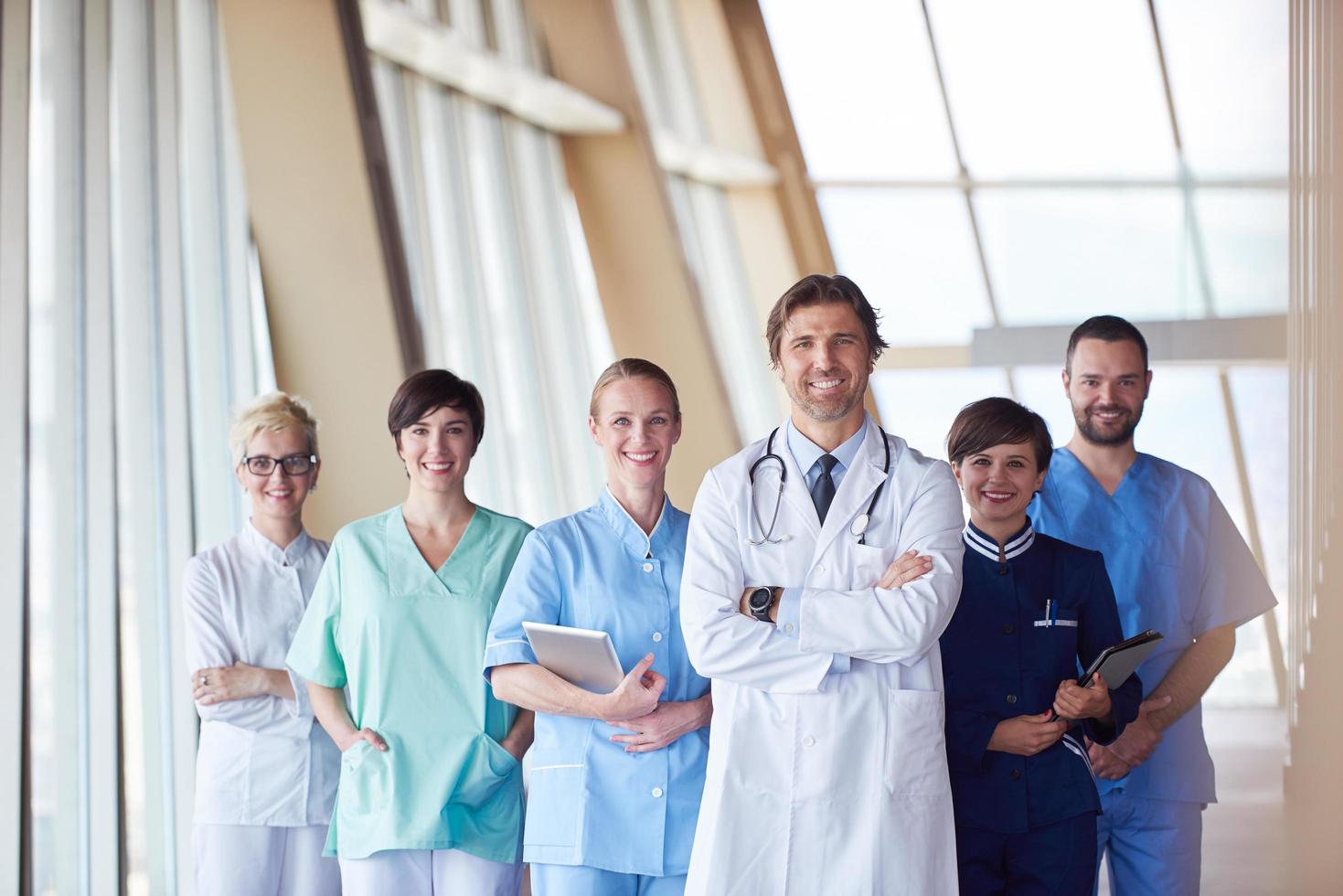 grupo de personal médico en el hospital foto