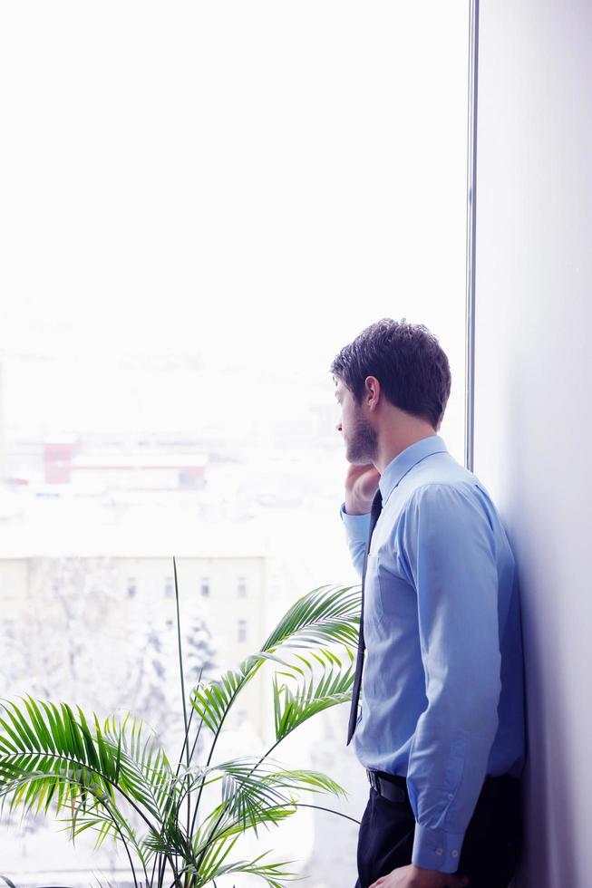 hombre de negocios hablando por celular foto