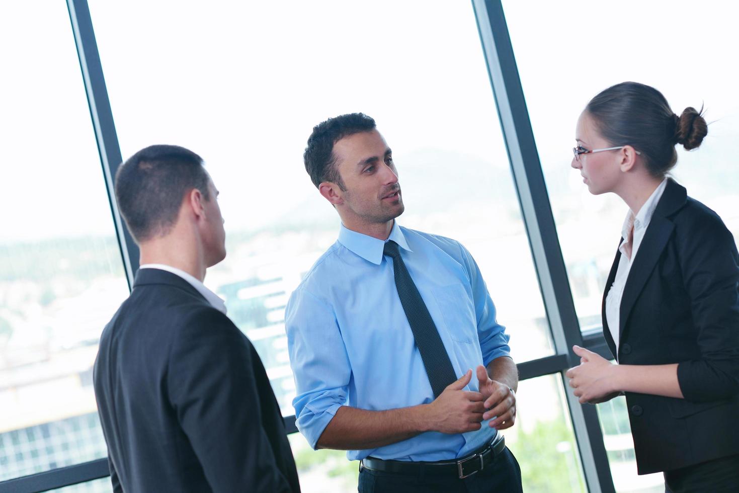 grupo de personas de negocios en una reunión en la oficina foto