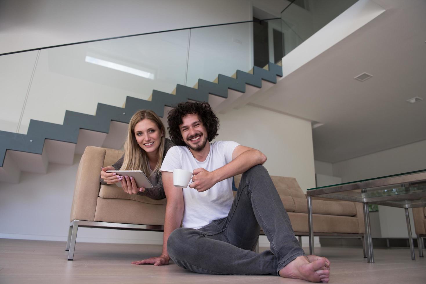 pareja relajándose en casa con tabletas foto