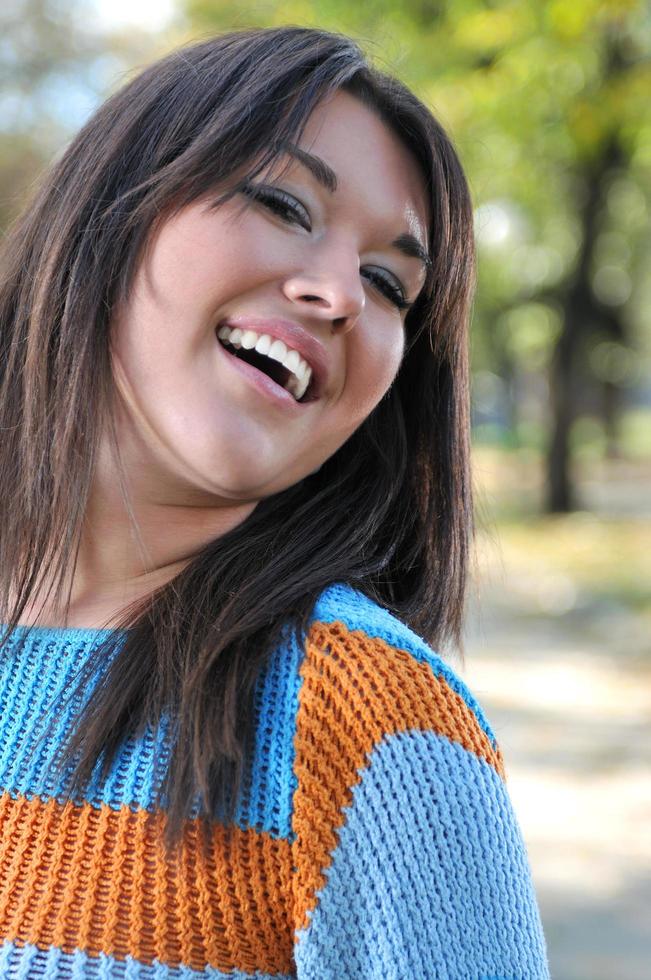 Morena linda mujer joven sonriendo al aire libre en la naturaleza foto