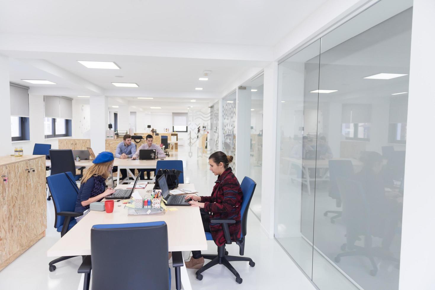 grupo de personas de negocios de inicio en la oficina foto