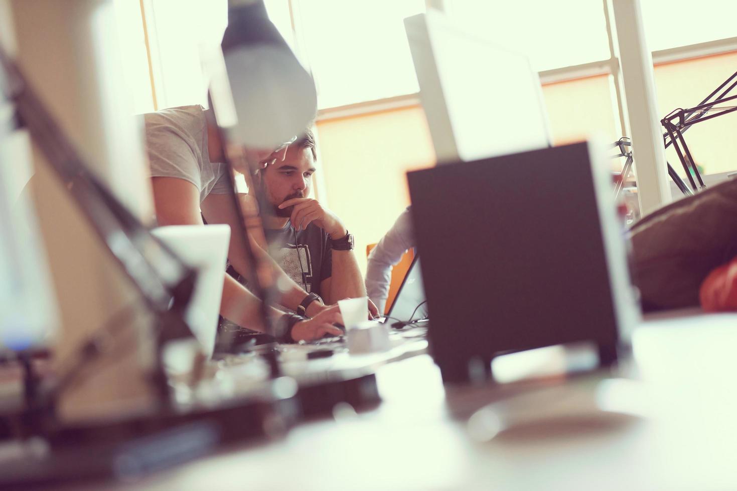 grupo de personas de negocios de inicio en la oficina foto