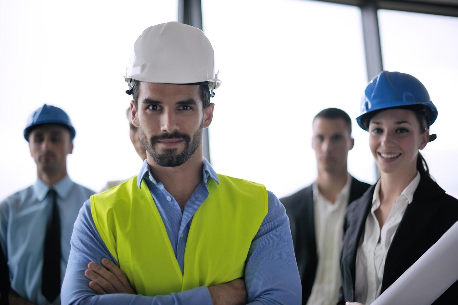 empresarios e ingenieros en reunión foto