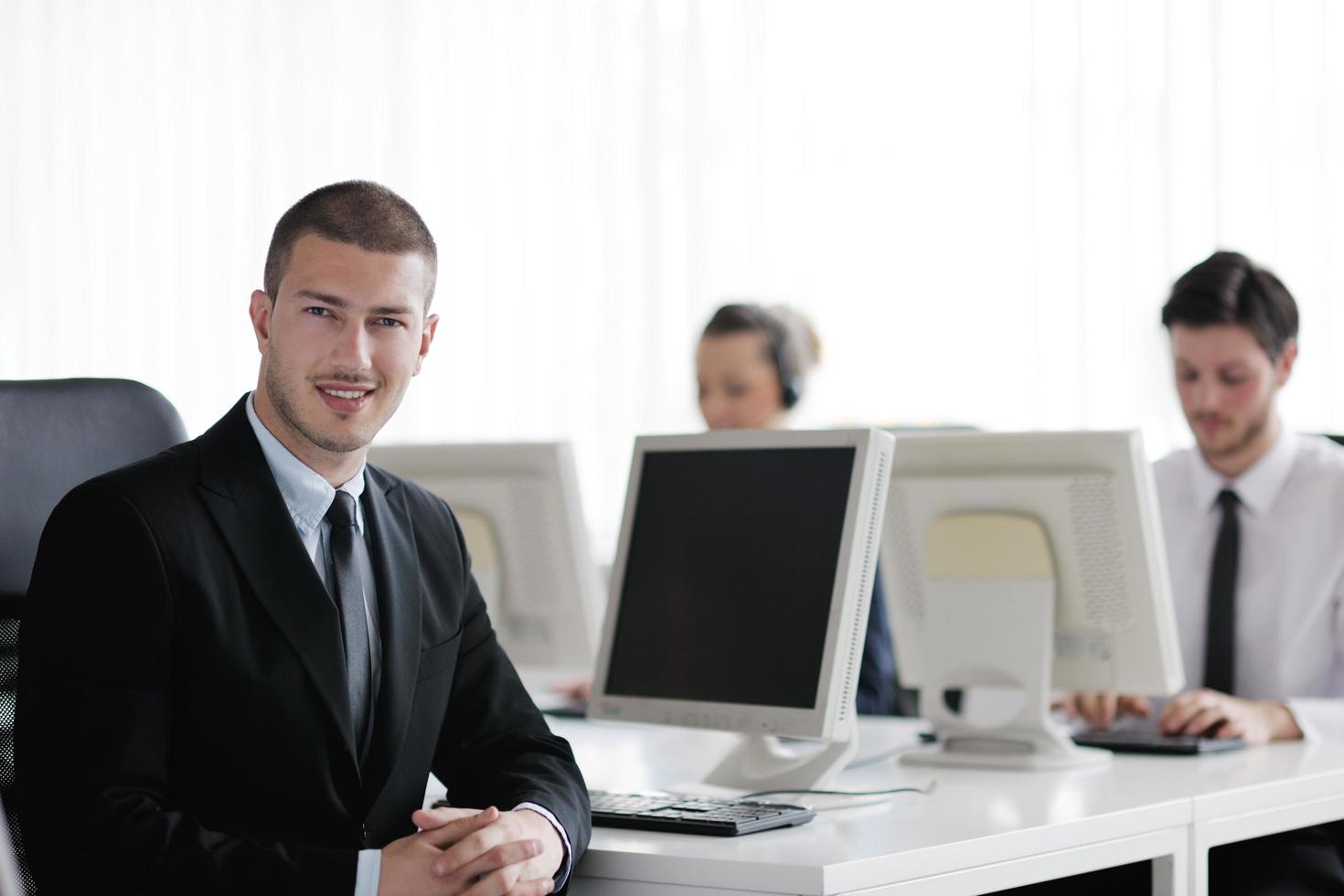 grupo de personas de negocios que trabajan en la oficina de atención al cliente y asistencia técnica foto