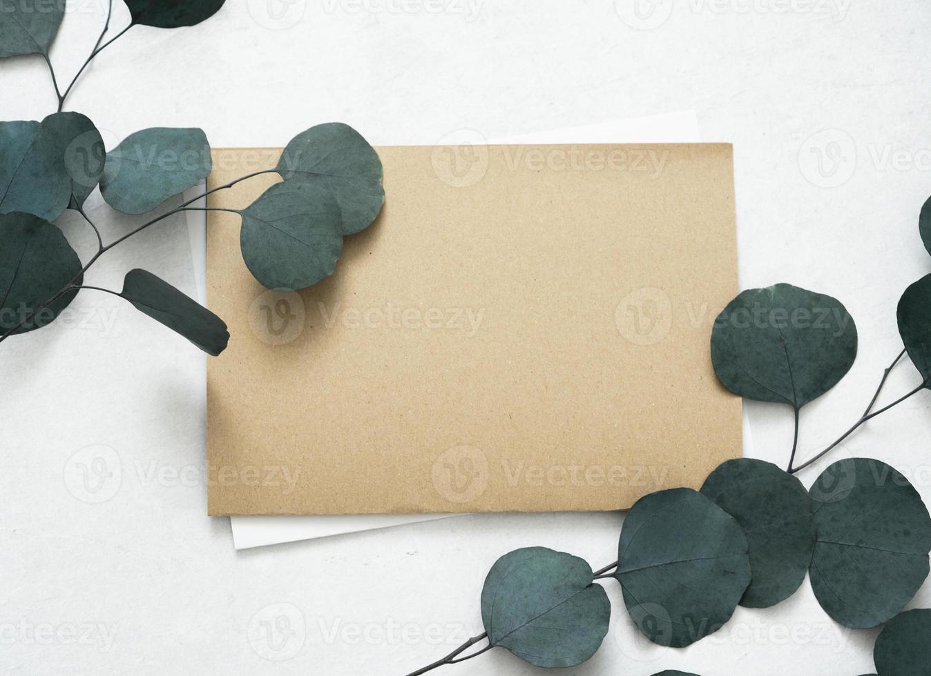 maqueta para una carta o una invitación de boda con hojas de ramas de eucalipto. foto