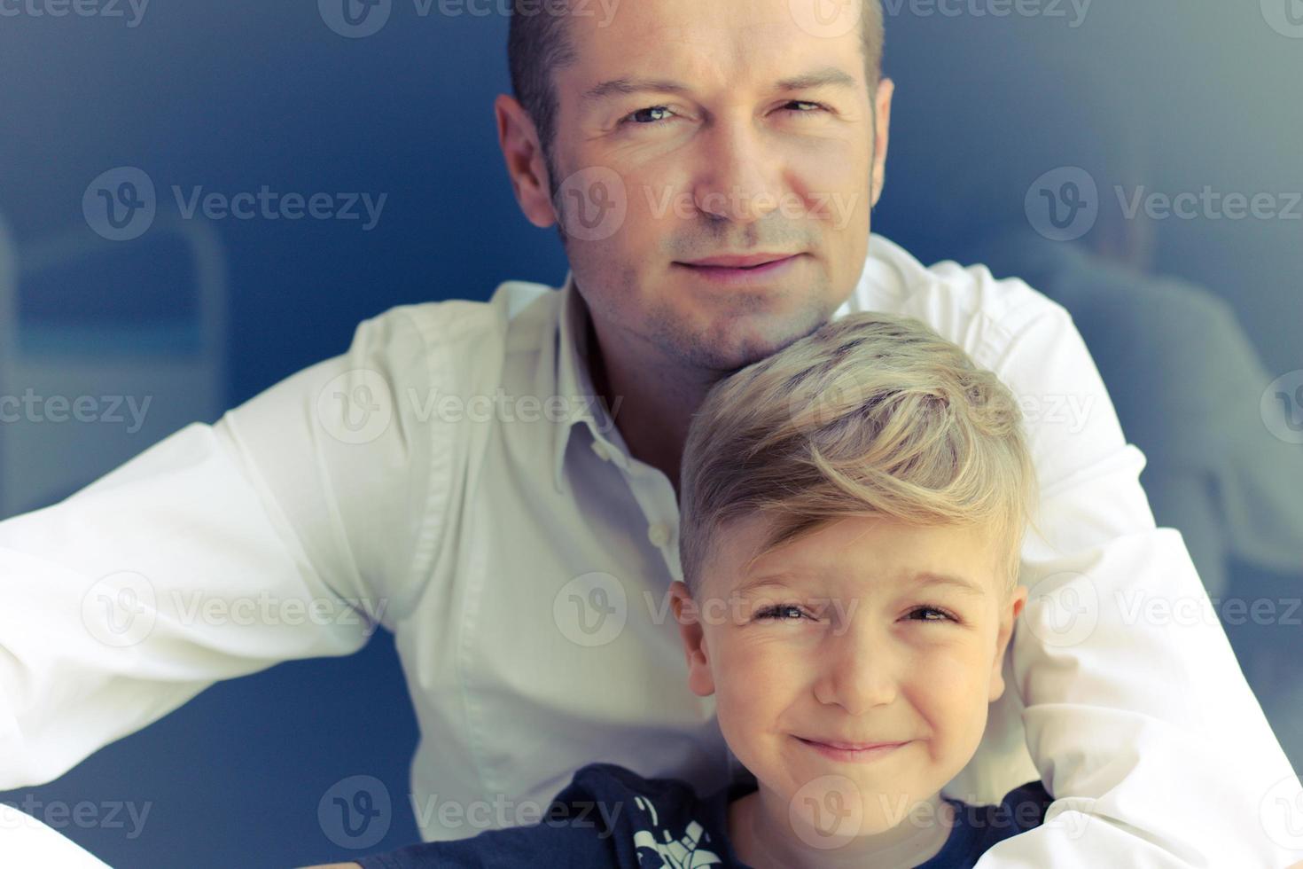 retrato de padre e hijo sonrientes. foto