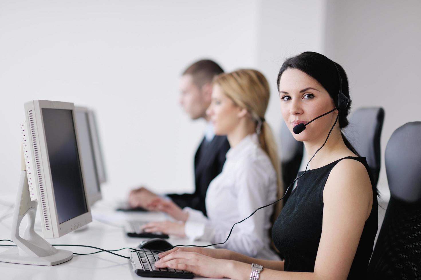 Grupo de personas de negocios trabajando en la oficina de atención al cliente y de ayuda foto