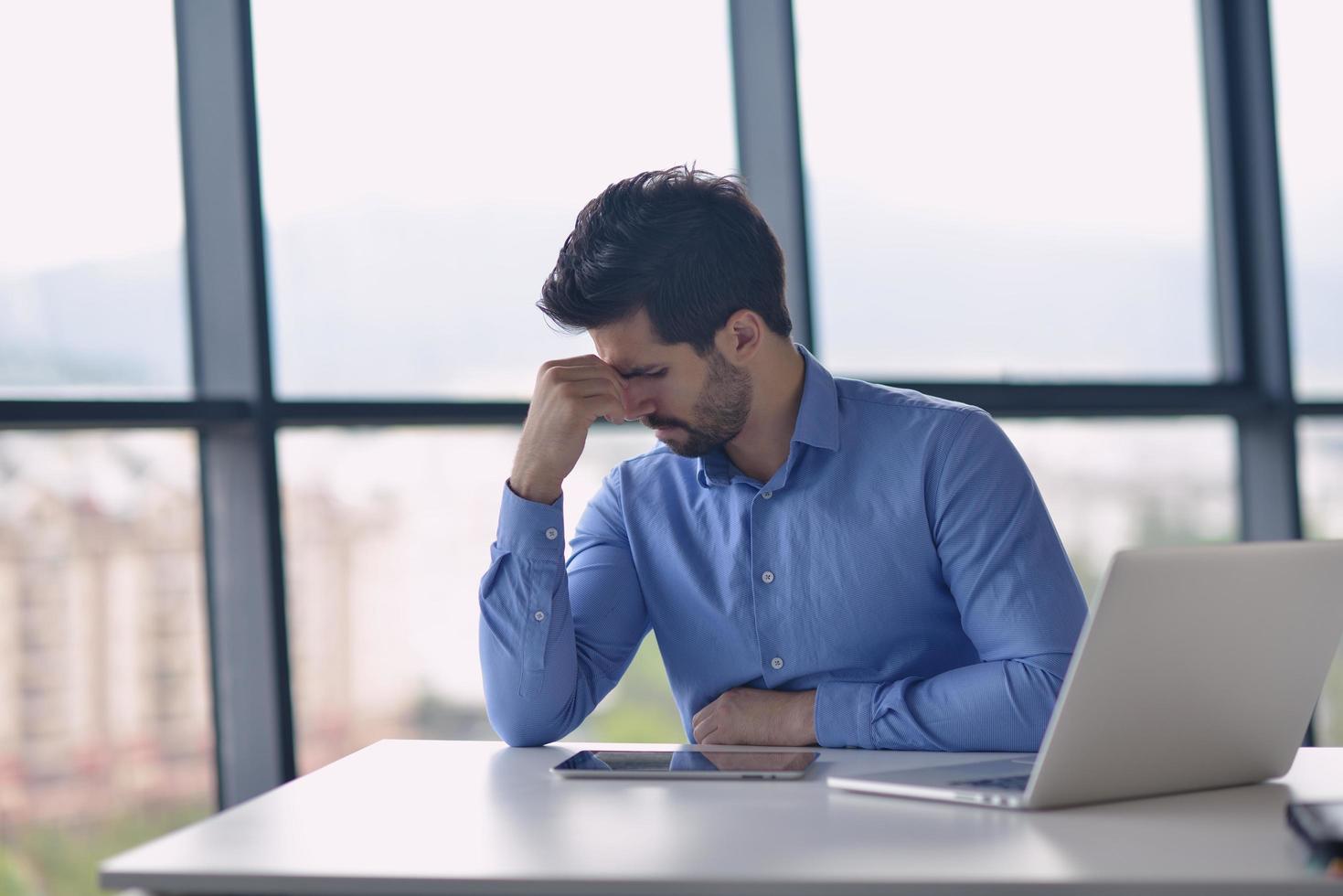 hombre de negocios con problemas y estrés en la oficina foto