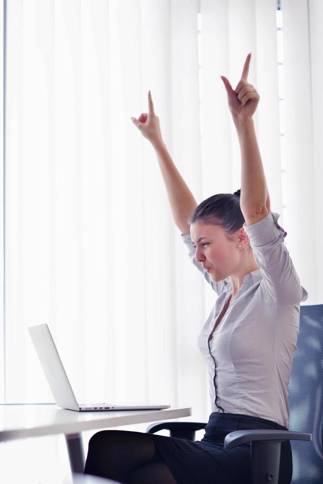 mujer de negocios en la oficina foto