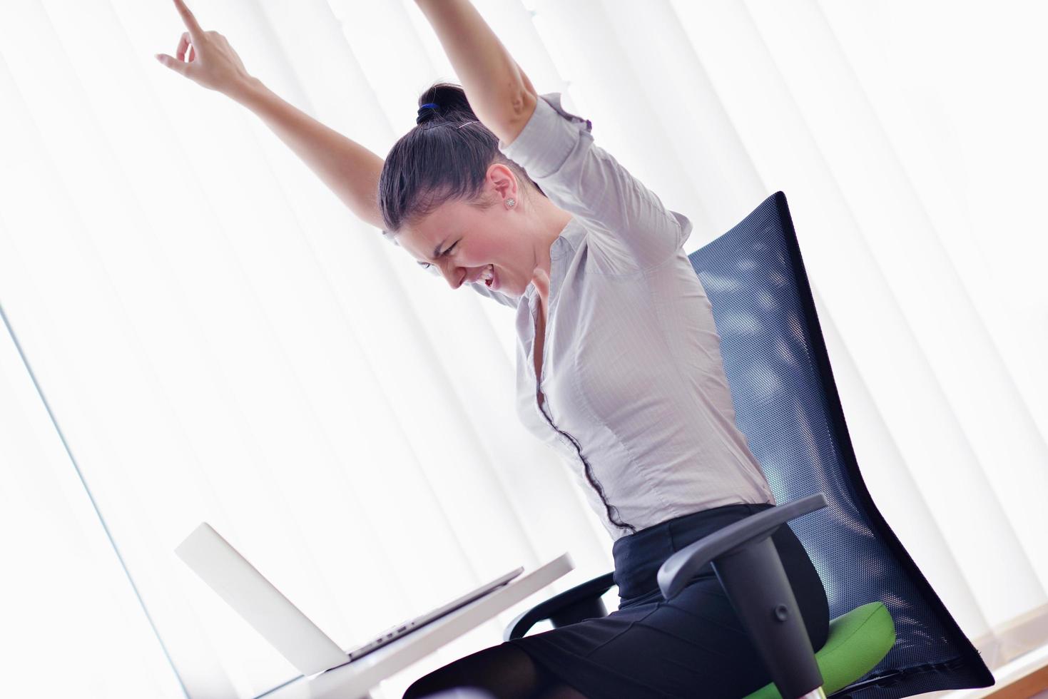 mujer de negocios en la oficina foto