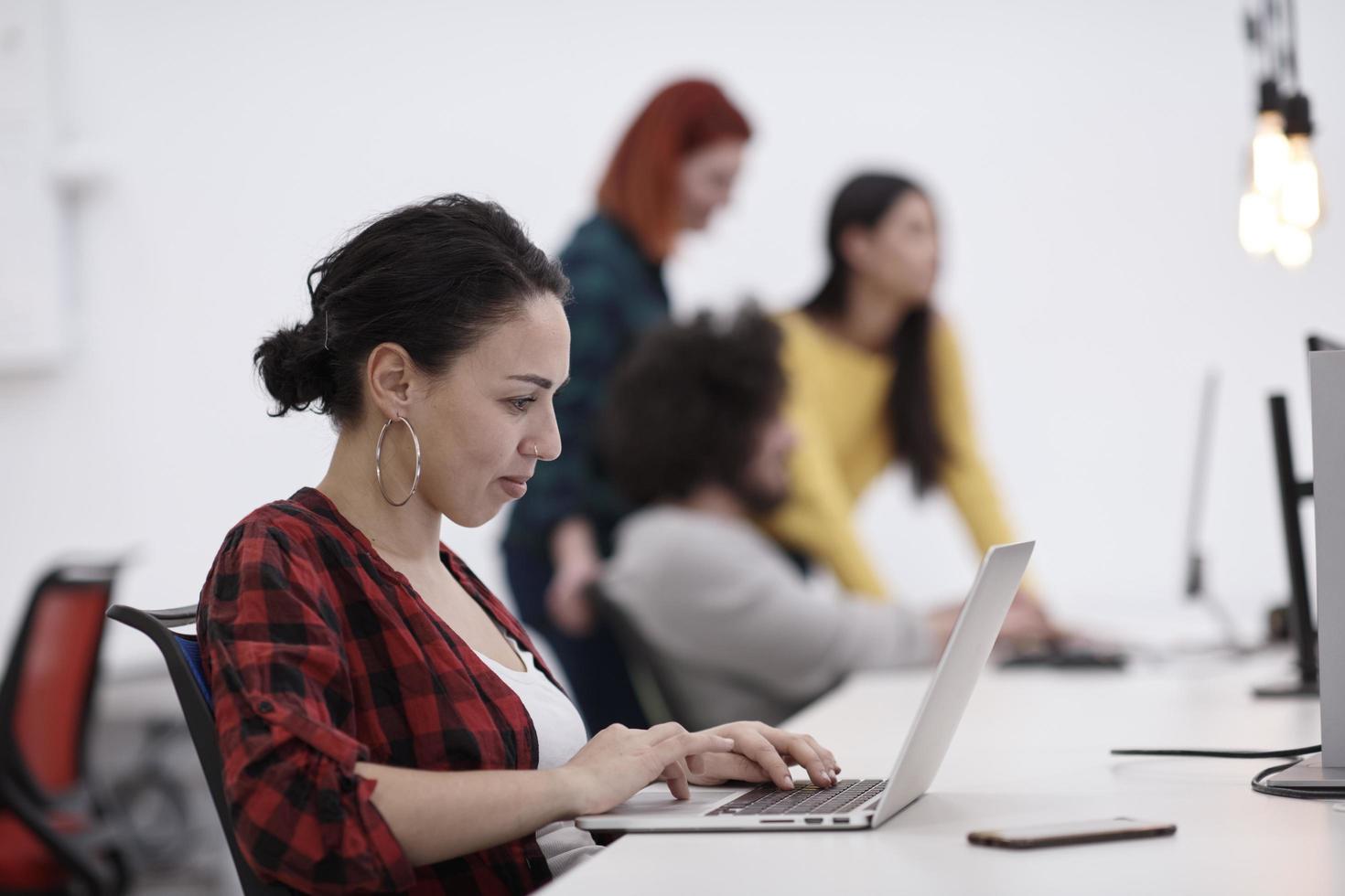 en el trabajo en la oficina de espacio abierto de inicio de coworking moderno y creativo foto