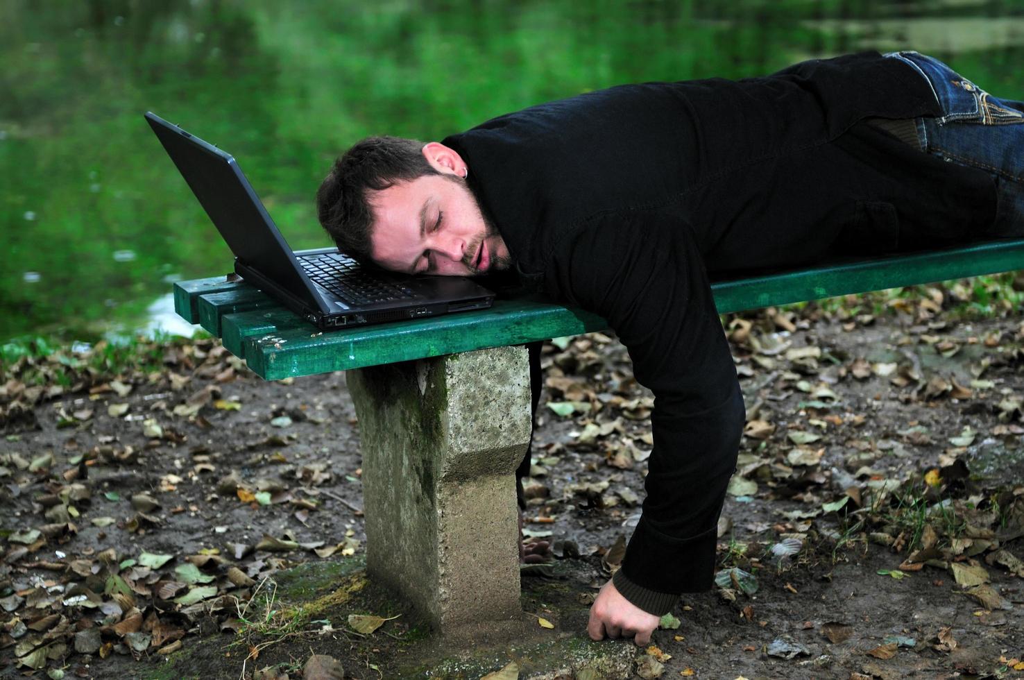 hombre de negocios durmiendo al aire libre foto