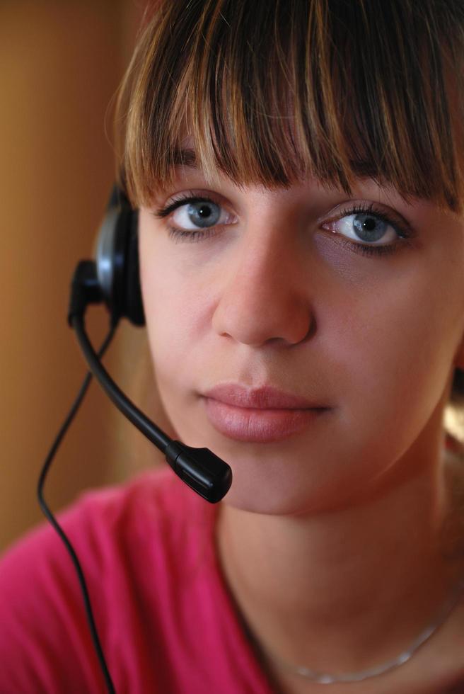 mujer joven inteligente con auriculares foto