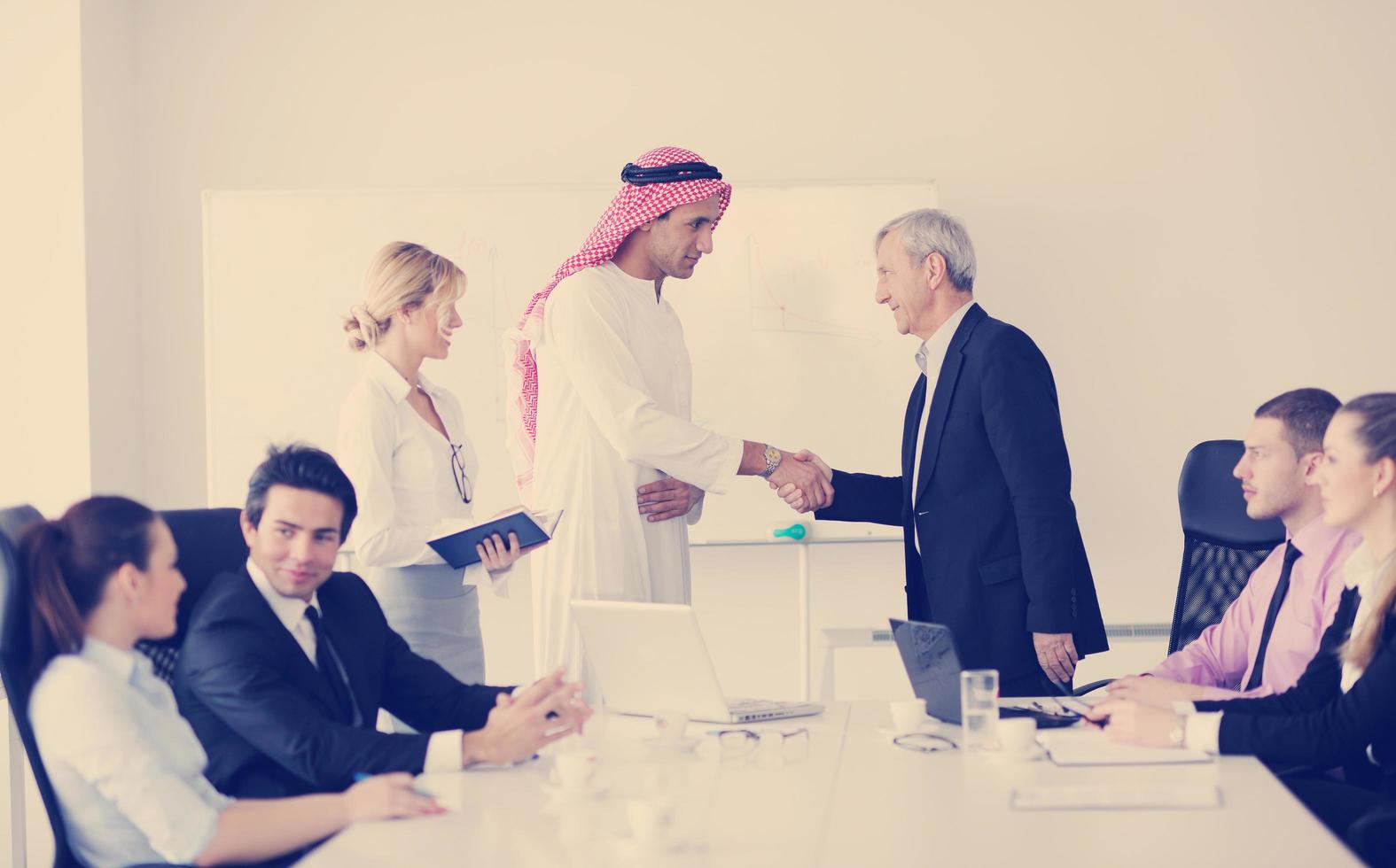 hombre de negocios árabe en la reunión foto