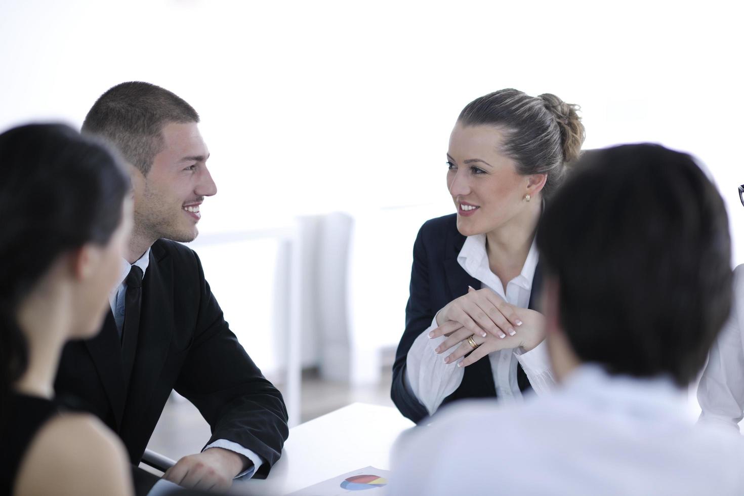 empresarios en una reunión en la oficina foto