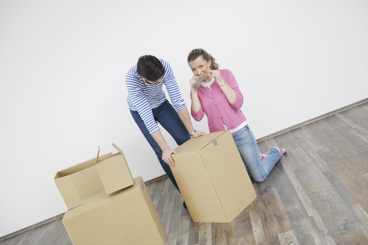 pareja joven mudándose a un nuevo hogar foto