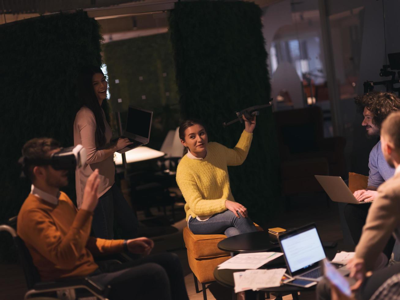 hombre de negocios discapacitado en silla de ruedas en el trabajo en una moderna oficina de trabajo en espacios abiertos con un equipo que utiliza simulación de asistencia de drones de googles de realidad virtual foto