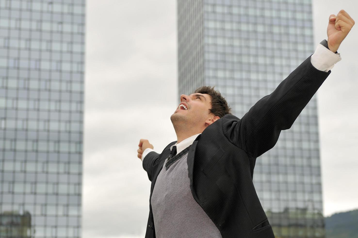 foto de feliz ganador empresario gritando de alegría