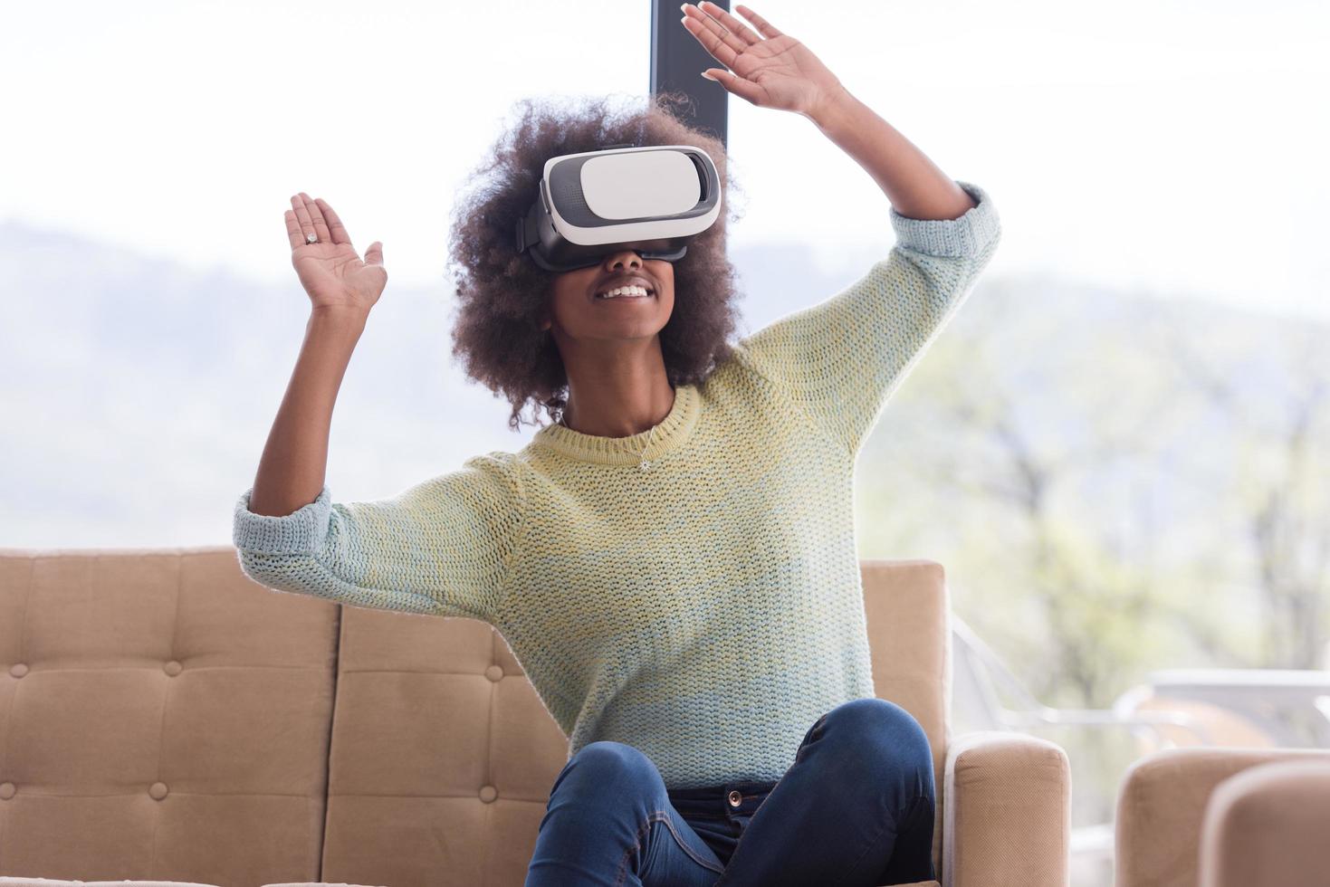 mujer negra con auriculares vr gafas de realidad virtual foto