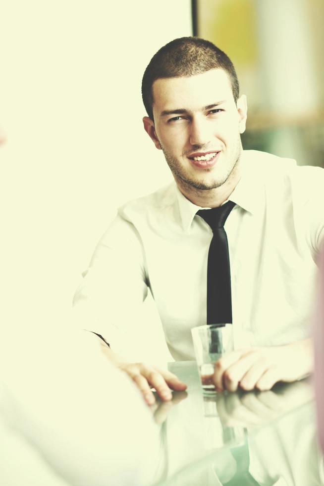 joven hombre de negocios solo en la sala de conferencias foto