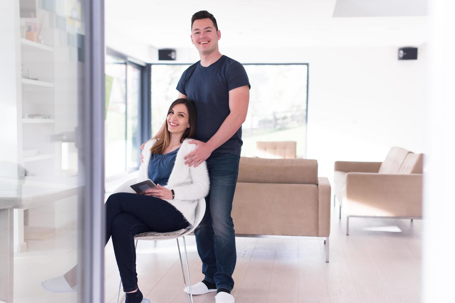 pareja usando tableta en casa foto