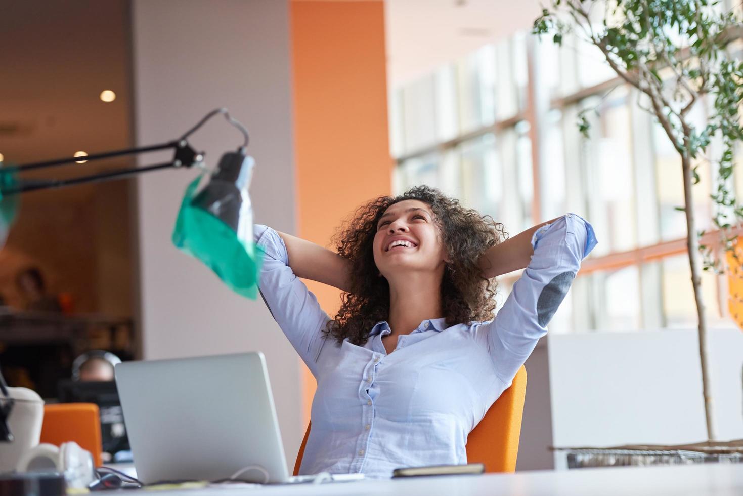 joven mujer de negocios en la oficina foto