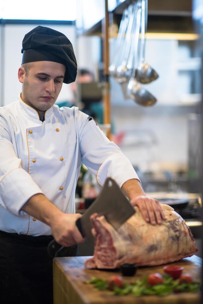 chef cortando un gran trozo de carne foto