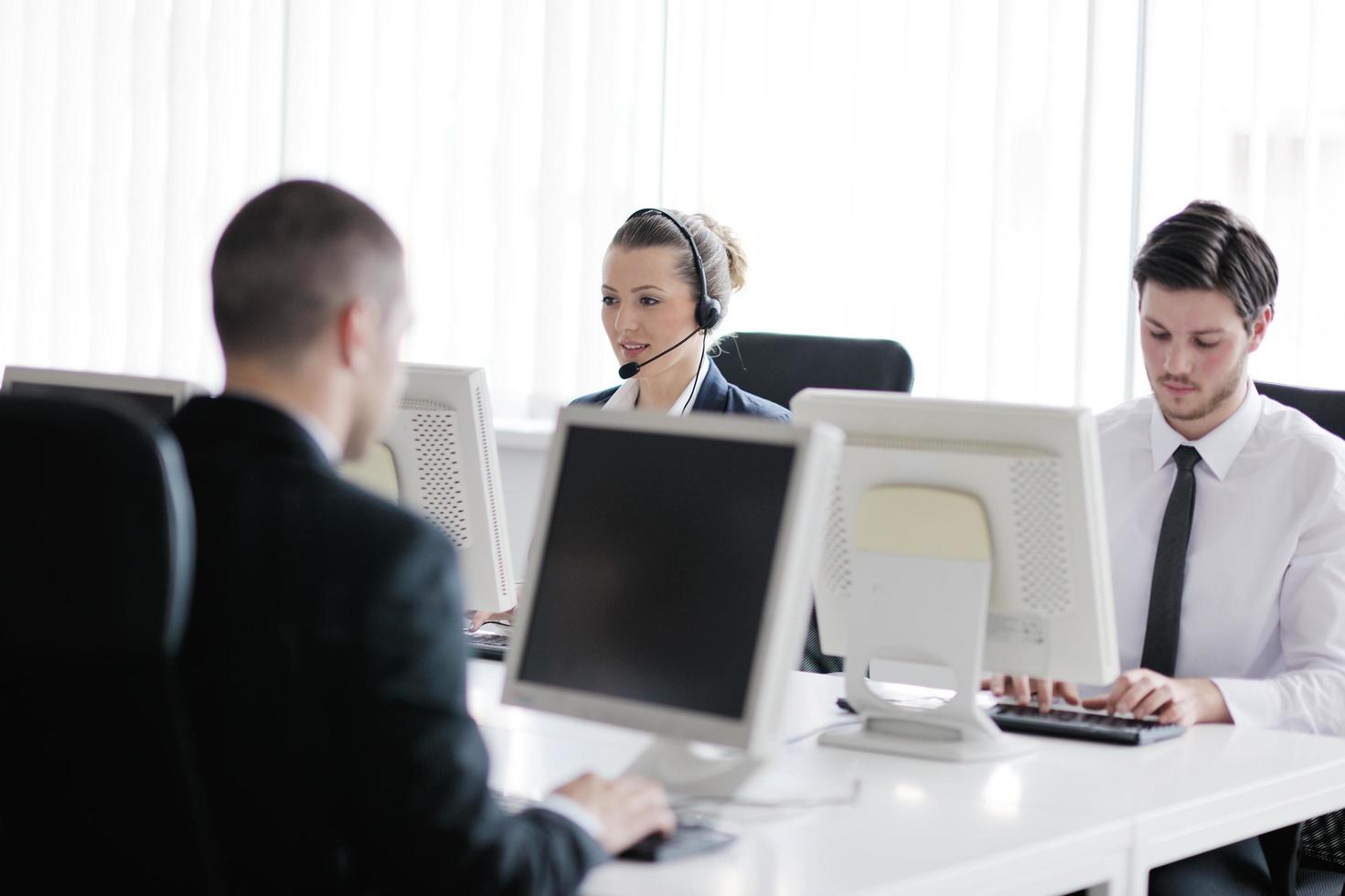 grupo de personas de negocios que trabajan en la oficina de atención al cliente y asistencia técnica foto