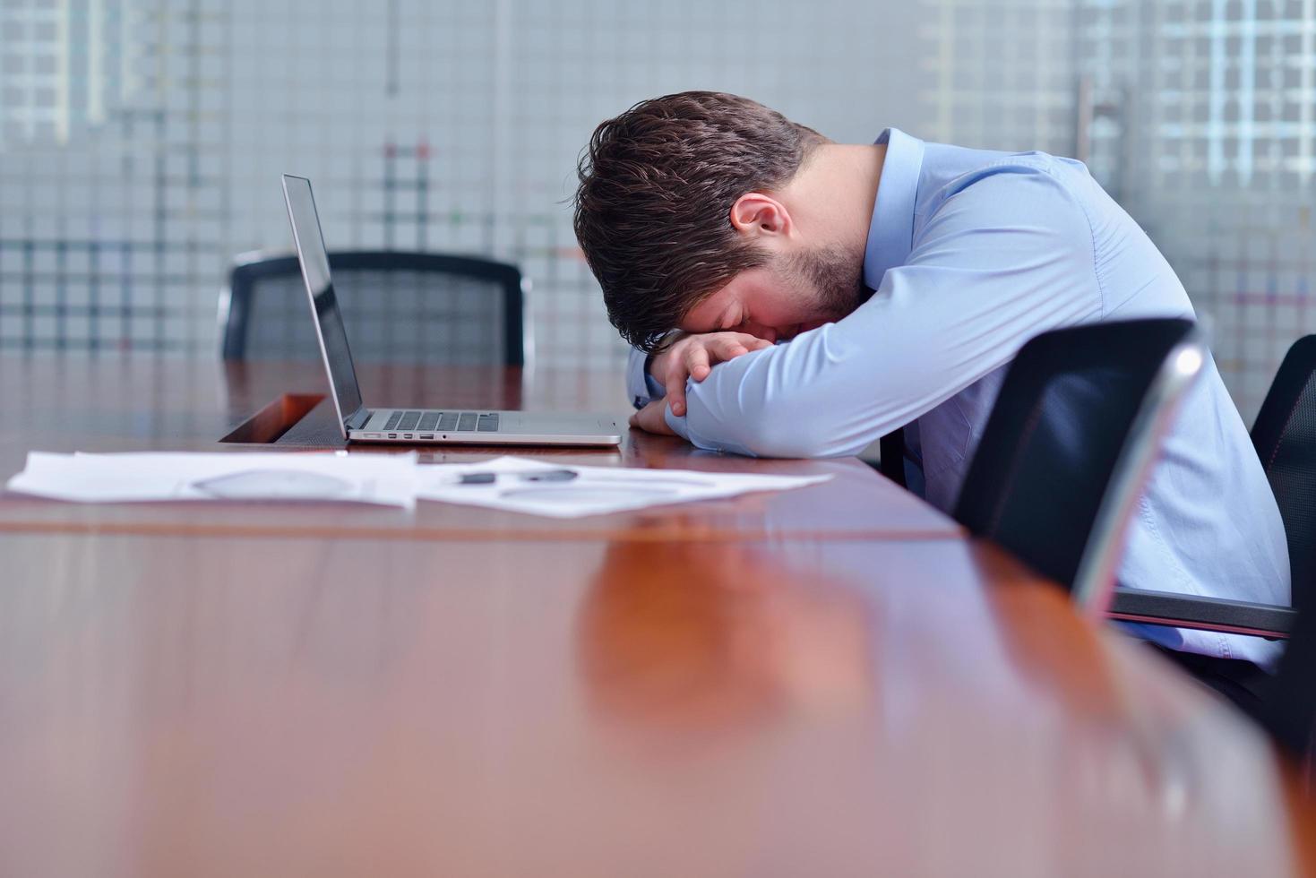 hombre de negocios con problemas y estrés en la oficina foto