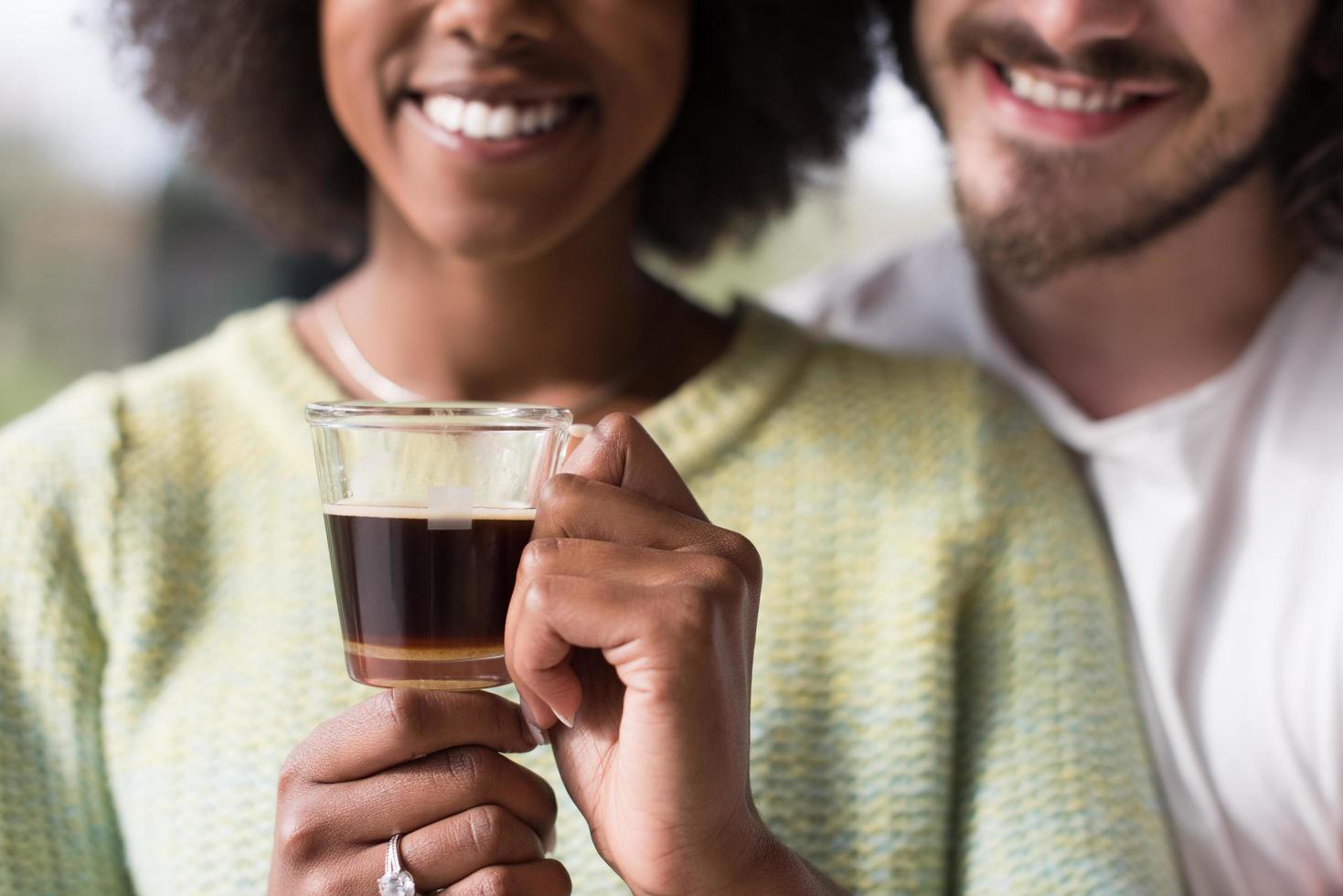 feliz pareja multiétnica relajándose en casa moderna en el interior foto