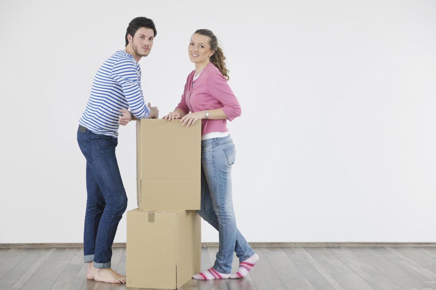 pareja joven mudándose a un nuevo hogar foto